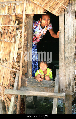 Gli zingari del mare, Moken donna e bambino guardando fuori di una capanna, arcipelago Mergui, sul Mare delle Andamane, MYANMAR Birmania, Asia Foto Stock