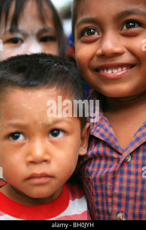 Gli zingari del mare, Moken bambini, arcipelago Mergui, sul Mare delle Andamane, MYANMAR Birmania, Asia Foto Stock