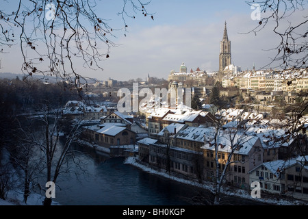 Una vista di Berna della "città vecchia" (Altstadt) dal fiume Aare con la cattedrale e il National Capitol Building sullo skyline Foto Stock
