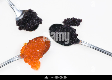 Cucchiai di albero con caviale isolati su sfondo bianco Foto Stock