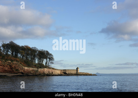 La parete del mare di Ravenscraig Park Kirkcaldy con Berwick legge nella distanza. Foto Stock