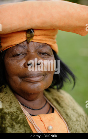 Herero donna in abiti tradizionali, a Windhoek, Namibia, Africa Foto Stock