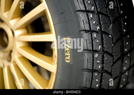 Pirelli - Pirelli P0 i pneumatici da neve dentato Foto Stock