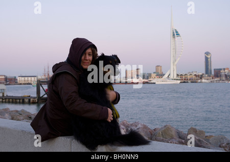 Il proprietario e il cane adulto Singolo donne adulte e Border Collie Gopsort Foto Stock