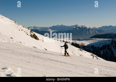 Un uomo su un alpine ski tour, sci alpinismo, sci di fondo attrezzatura, Reinswald, area sciistica Val Sarentino Alto Adige - Italia Foto Stock
