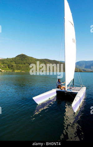 Catamarano sul Lago di Caldaro, Caldaro, Bolzano, Alto Adige, Italia Foto Stock