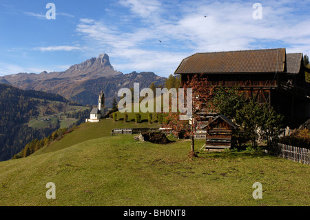 Villaggio di montagna, Sass de Putia in background, Wengen, Abteital, Ladinische Taeler, Alto Adige, Italia Foto Stock