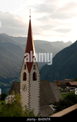 La vista dal balcone dell'Hotel Moosmair verso la chiesa Ahornach, Sand in Taufers, Alto Adige, Italia Foto Stock