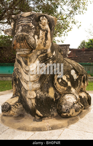 Nandi statua nei giardini del Tempio Kailasanath in Kanchipuram, India Foto Stock