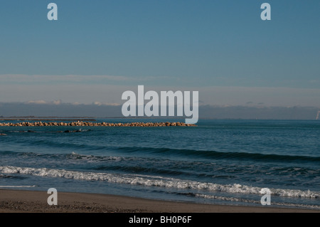 Spiaggia, Saintes-Maries-de-la-Mer, Francia meridionale Foto Stock