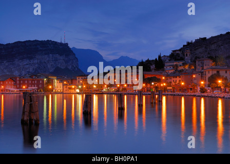 Vista sul lago di Garda a illuminato Nago-Torbole, Trentino-Alto Adige, Suedtirol, Italia Foto Stock