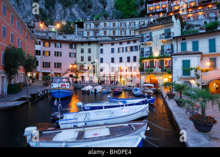 Barche in marina di sera, Limone sul Garda, Lombardia, Italia Foto Stock