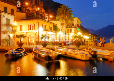 Barche in marina di sera, Limone sul Garda, Lombardia, Italia Foto Stock