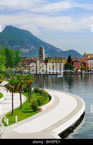 Promenade in riva al lago di Garda, Riva del Garda Trentino Alto Adige, Suedtirol, Italia Foto Stock