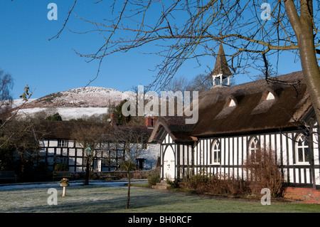 Tutti chiesetta, Little Stretton, Shropshire, in inverno con il Longmynd in background Foto Stock