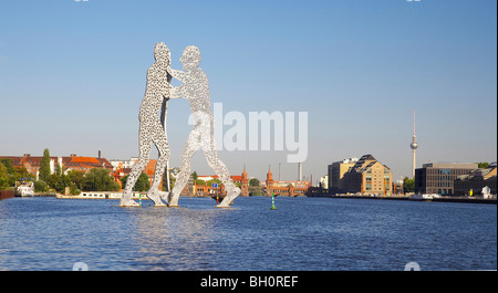 Con la casa galleggiante attraverso berlino, scultura 'molecule Man' in la Sprea vicino a Osthafen, Brandeburgo, Germania, Europa Foto Stock