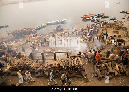 Un corpo è cremato sulla Marnikarnika Ghat nella città di Varanasi (India). Foto Stock