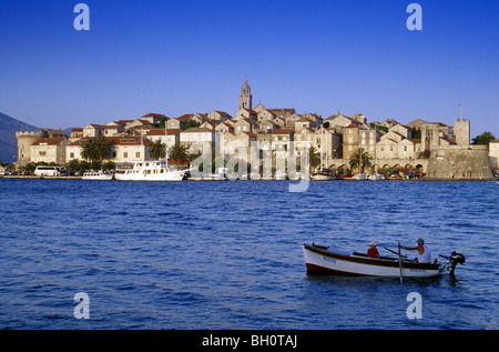 La pesca in barca al porto di Korcula sotto il cielo blu, isola di Korcula, Mare Adriatico croato, Dalmazia, Croazia, Europa Foto Stock