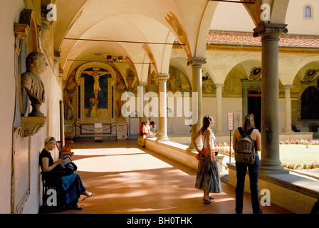 Museo di San Marco, escursionisti nel chiostro, Firenze, Toscana, Italia, Europa Foto Stock