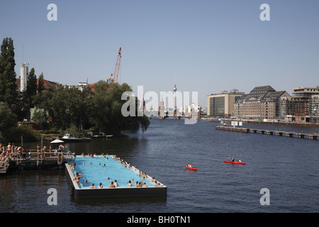 Lo Skyline di Berlino Spree la balneazione balneazione nave Foto Stock