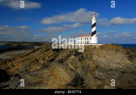 Faro e costa rocciosa a Cap de Favaritx, Minorca, Isole Baleari, Spagna Foto Stock