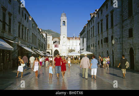 I pedoni a Stradun nella Città Vecchia di Dubrovnik, Mare Adriatico croato, Dalmazia, Croazia, Europa Foto Stock