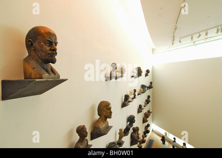 Lenin e altri busti in KUMU Art Museum, esposizione e architettura moderna, Kadriorg, Tallinn, Estonia Foto Stock