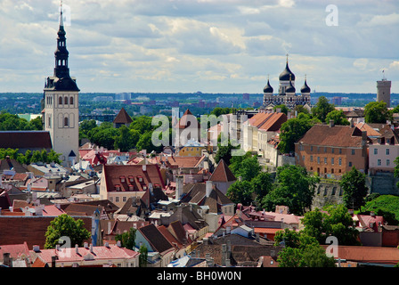 Vista da San Olafs chiesa sopra la città vecchia verso la città alta, la collina della Cattedrale, Tallinn, Estonia Foto Stock