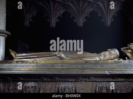 Edward III Re d'Inghilterra 1327-77 effigie di bronzo sulla sua tomba nella Westminster Abbey, Londra Inghilterra. Profilo Foto Stock