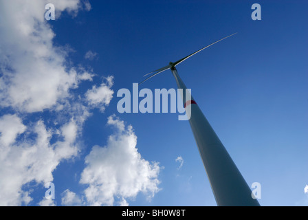 Turbina eolica contro il cielo blu con nuvole, Baviera, Germania Foto Stock