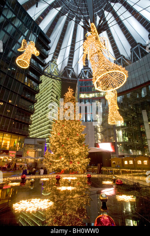 Mercatino di Natale di Potsdamer Platz e dal Sony Center di Berlino, Germania Foto Stock