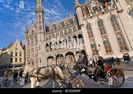 Le amministrazioni provinciali Palace con carro trainato da cavalli, la piazza del mercato di Bruges, Belgio Foto Stock