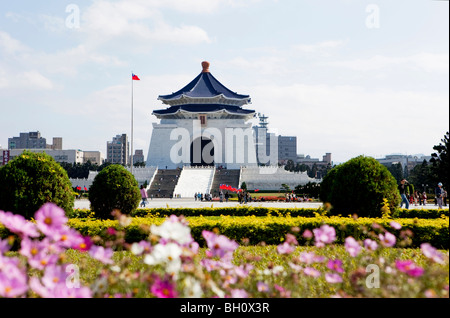 Il Chiang Kai-shek Memorial Hall sotto la luce diretta del sole, Taipei, Taiwan, Asia Foto Stock