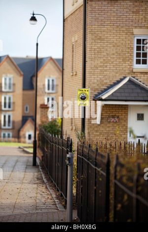 Un Neighborhood Watch segno su un alloggiamento estate a Northampton, Regno Unito Foto Stock