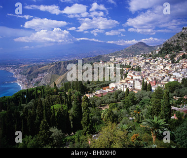 Vista sulla famosa località turistica di Taormina in Sicilia costa orientale con il Monte Etna in lontananza Foto Stock