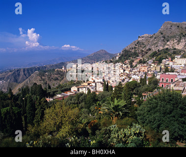 Vista sulla famosa località turistica di Taormina in Sicilia costa orientale con il Monte Etna in lontananza Foto Stock