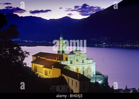 Gli illuminati chiesa Madonna del Sasso di sera, Locarno, Lago Maggiore, Ticino, Svizzera, Europa Foto Stock