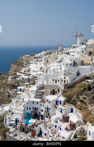 Mulini a vento e case a una montagna, Oia - Santorini, Grecia, Europa Foto Stock