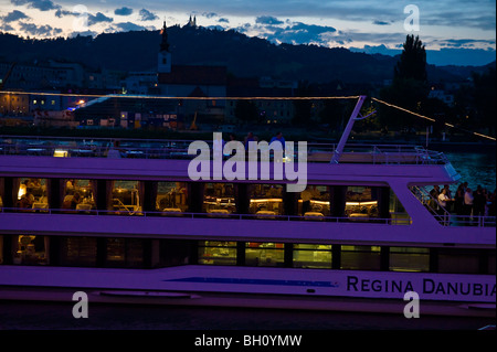 Dettaglio di una gita in barca sul Danubio di notte, Linz, Austria superiore, Austria Foto Stock