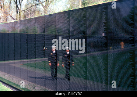 Riflessioni in Vietnam Memorial Wall, Washington DC Foto Stock