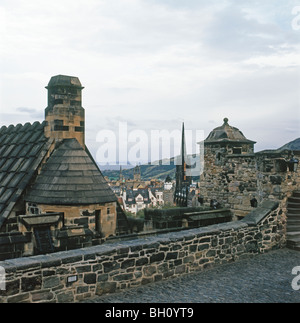Vista dal castello di Edimburgo attraverso gli edifici guardando sopra la città di Edimburgo in Scozia UK KATHY DEWITT Foto Stock