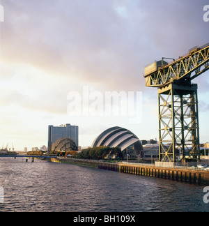 Vista lungo il fiume Clyde con SEC Armadillo e la gru Finnieston Clydeside Glasgow, Scotland, Regno Unito KATHY DEWITT Foto Stock