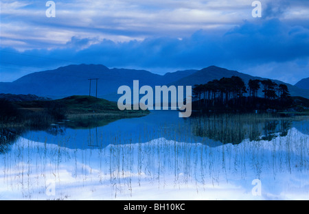 Ballynahinch Lago e riflessione, Connemara, Co. Galway, Irlanda, Europa Foto Stock