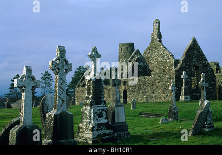 Le rovine del monastero di Clonmacnoise, vicino Athlone, Co. Offaly, Irlanda, Europa Foto Stock