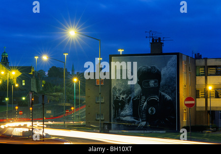 Murale di un giovane ragazzo in una maschera a gas in possesso di una bomba di benzina durante la battaglia del Bogside. Bogside, un quartiere nazionalista. Foto Stock
