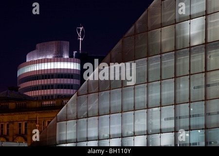 Turbina eolica ad asse verticale montato su edificio in Manchester Foto Stock