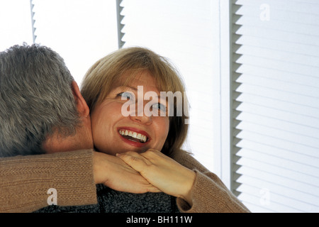 Coppia Matura avvolgente Foto Stock