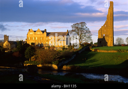 L'Abbazia di St. Mary e il giallo campanile nella luce del sole di sera, rivestimento, nella contea di Meath, Irlanda, Europa Foto Stock