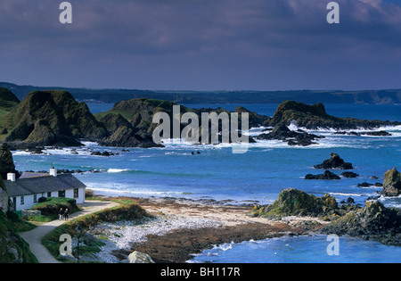 Casa sulla riva sotto il cielo velato, County Antrim, Irlanda, Europa Foto Stock