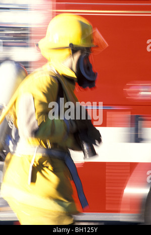 Vigile del fuoco in piena marcia in esecuzione con il tubo flessibile, STATI UNITI D'AMERICA Foto Stock
